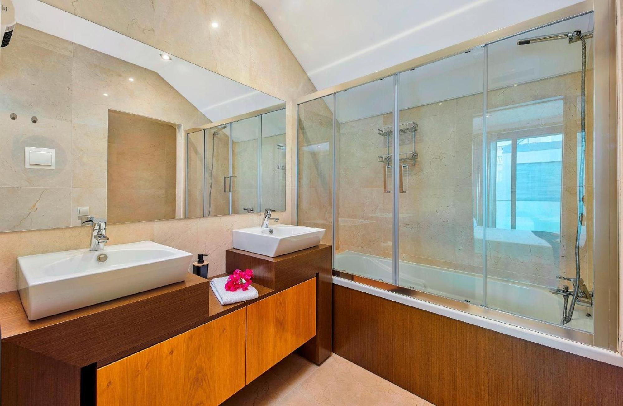Beautiful Town Centre Townhouse With Shared Pool