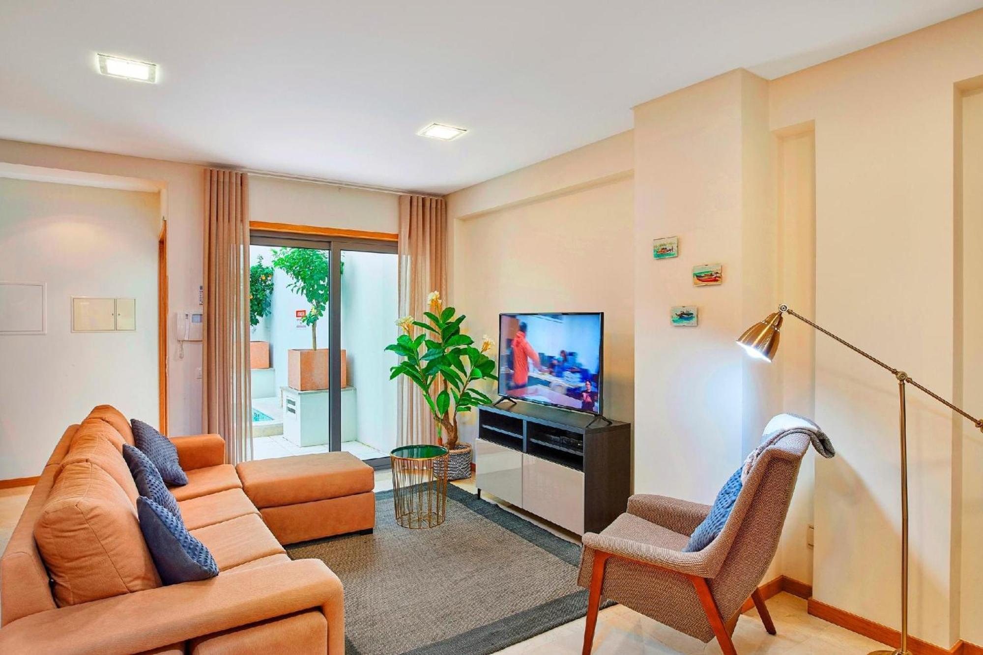 Beautiful Town Centre Townhouse With Shared Pool Holiday home