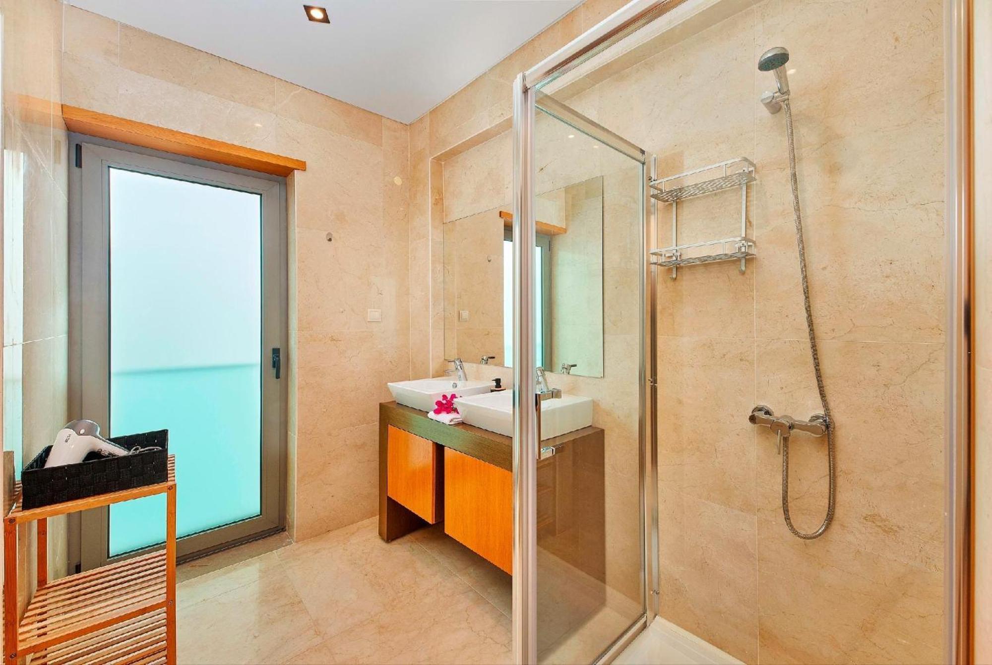 Beautiful Town Centre Townhouse With Shared Pool Holiday home *