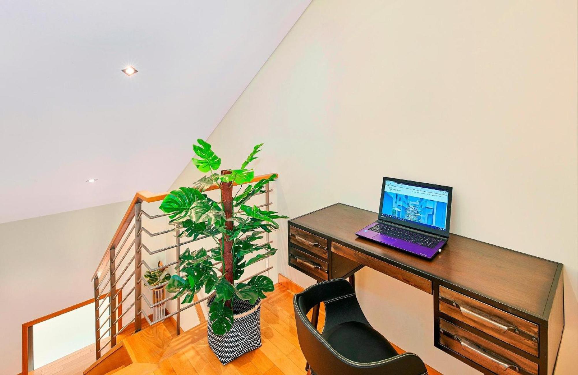 Beautiful Town Centre Townhouse With Shared Pool *