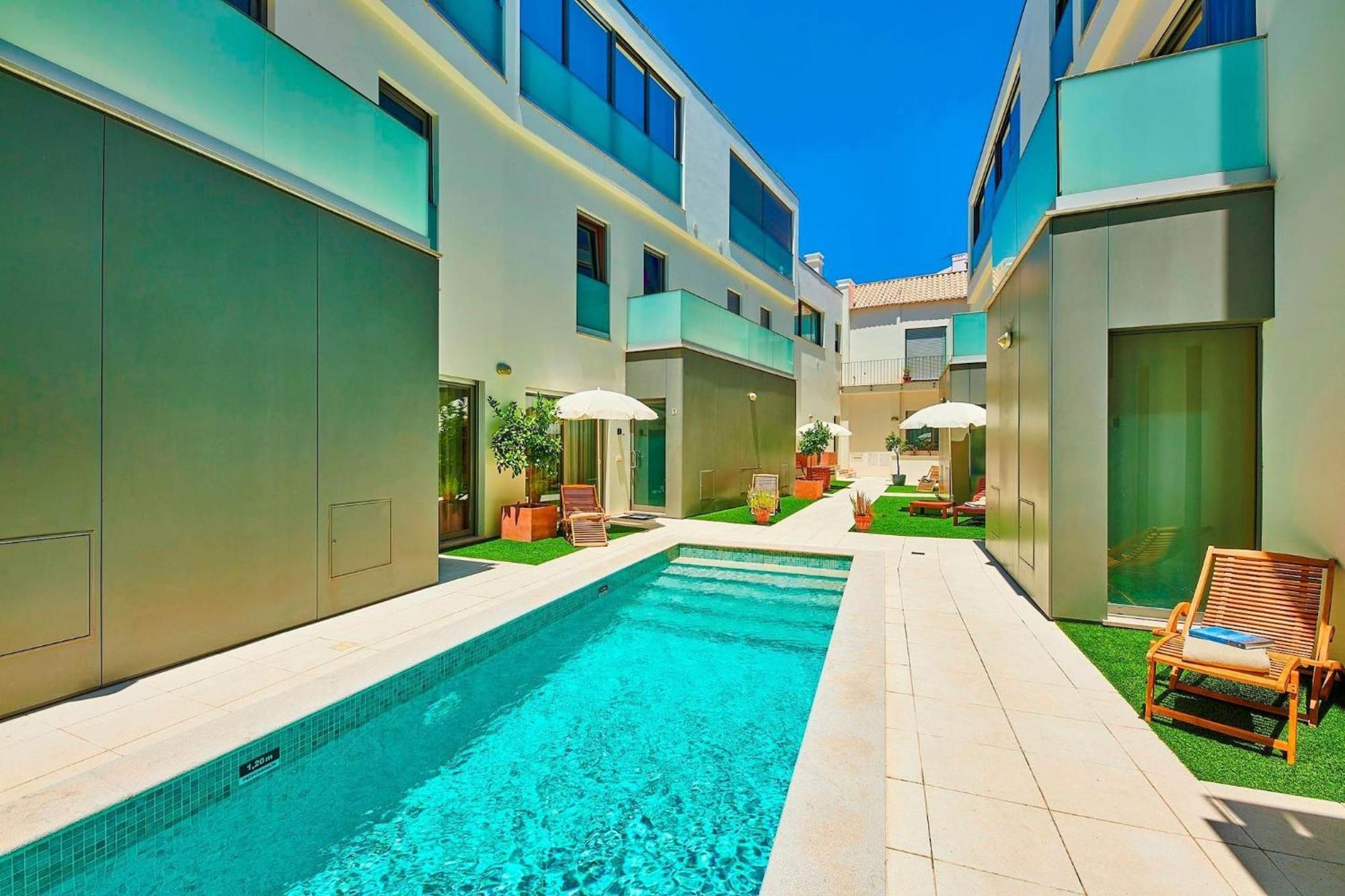 Beautiful Town Centre Townhouse With Shared Pool