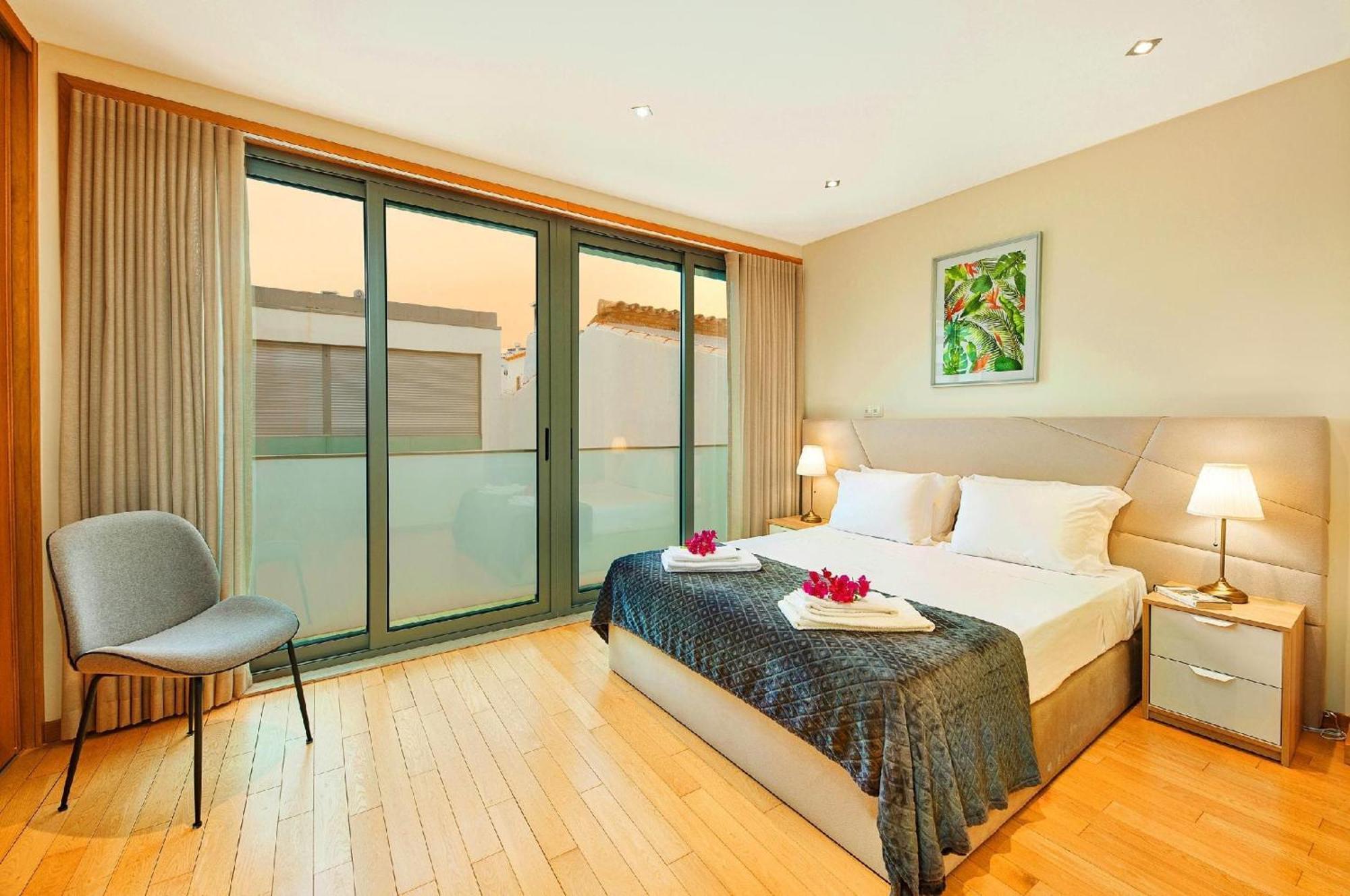 Beautiful Town Centre Townhouse With Shared Pool Holiday home *